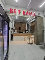 Сотрудник на ночную смену печь блины
