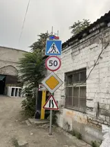 Светодиодный сигнальный маяк для дорожных знаков с солнечной панелью