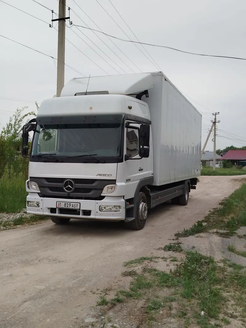 Грузовые автомобили Mercedes-Benz Atego с фургонами и гидробортами — фото 5