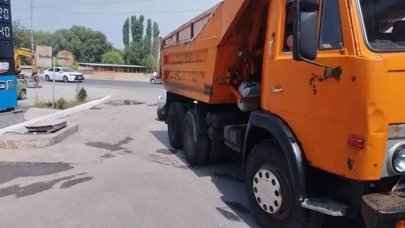 Самосвал КАМАЗ, оранжевый, формула 6x4. Характеристики и особенности — фото 4