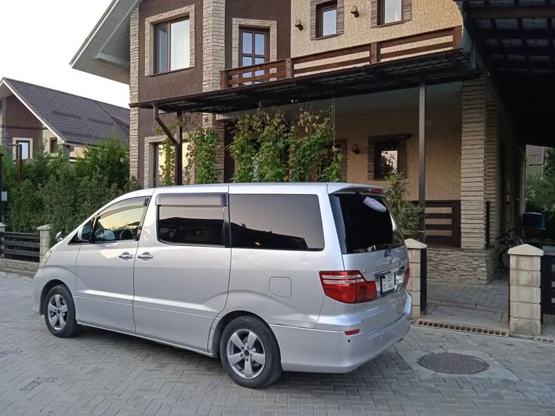 Toyota Alphard — просторный японский минивэн серебристого цвета — фото 2