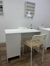 Здравствуйте! Сдаётся в салоне маникюрный 2 стола, кушетка для ресниц