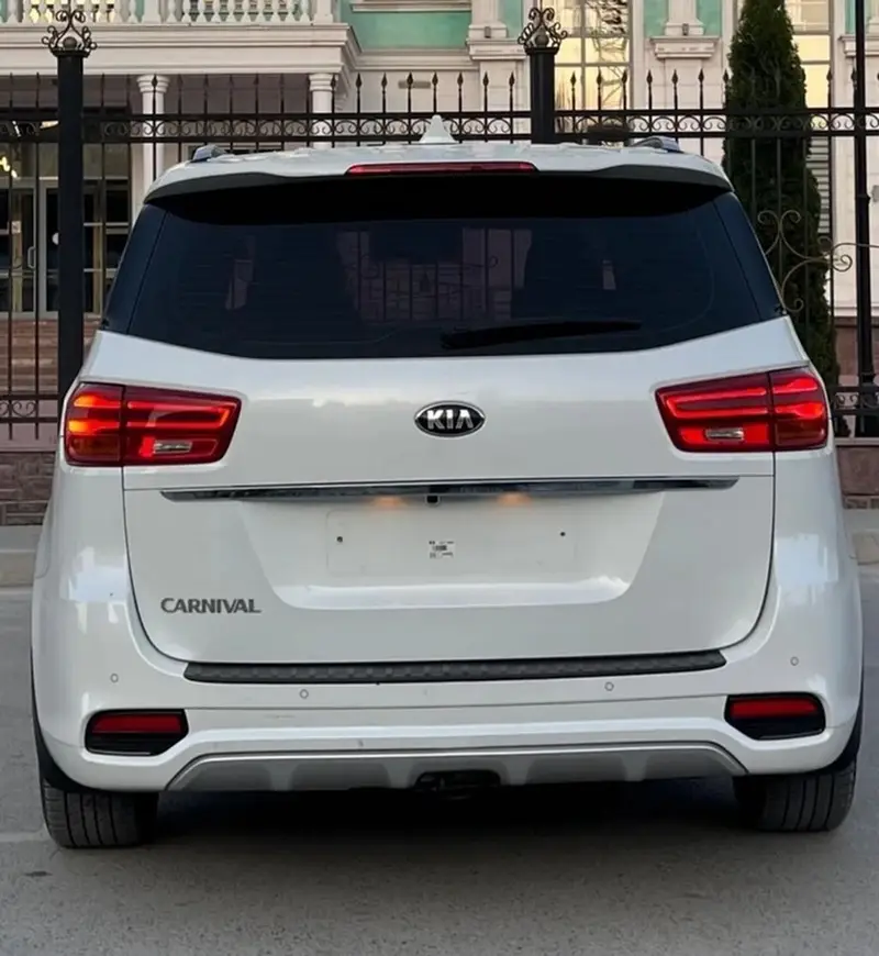 Сдаю Kia Carnival, Посуточно, Без водителя — фото 3