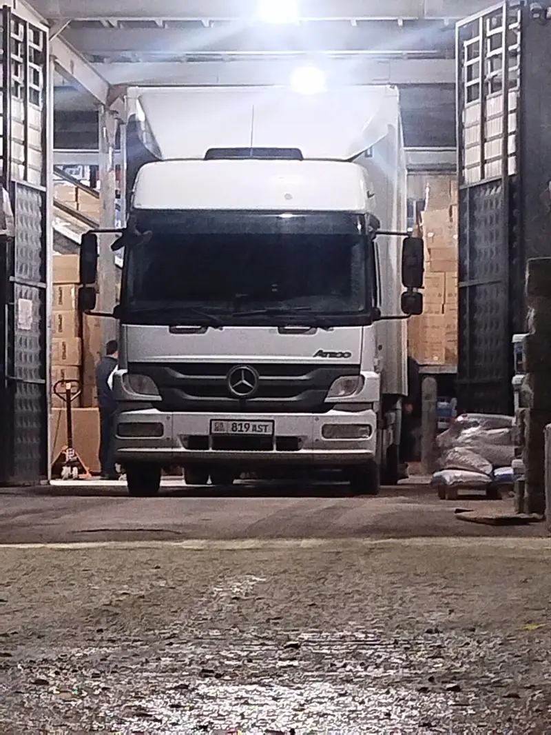 Грузовые автомобили Mercedes-Benz Atego с фургонами и гидробортами — фото 2