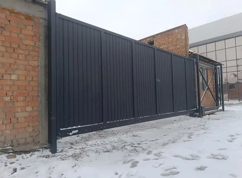 Металлические откатные ворота жалюзийного типа — фото 5