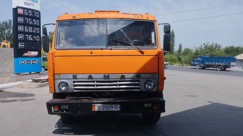 Самосвал КАМАЗ, оранжевый, формула 6x4. Характеристики и особенности — фото 2