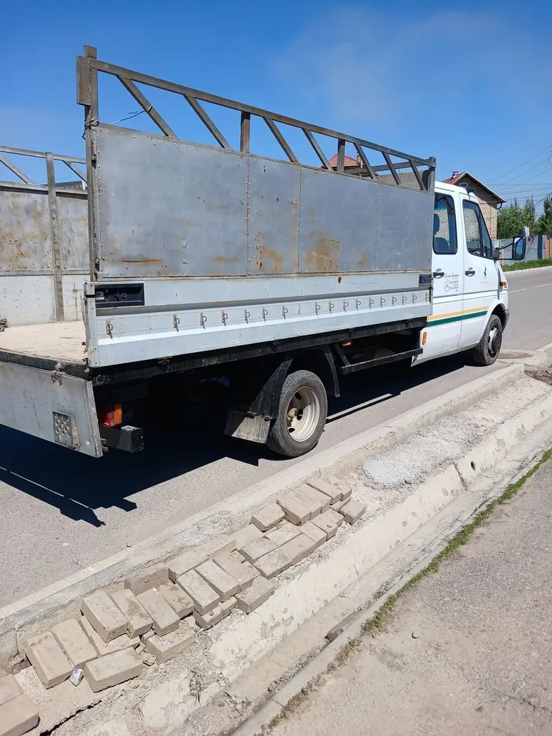 Продаётся/ бортовой грузовик Mercedes‑Benz Sprinter (двухрядная — фото 3
