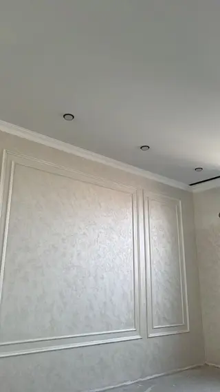Декоративная штукатурка с молдингами под классику