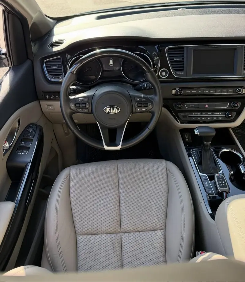 Сдаю Kia Carnival, Посуточно, Без водителя — фото 3