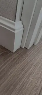 Монтаж напольных плинтусов