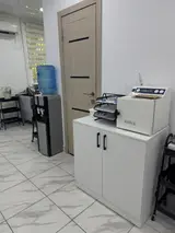 Здравствуйте! Сдаётся в салоне маникюрный 2 стола, кушетка для ресниц