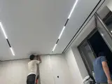 Натяжные потолки с интегрированными трековыми/линейными светильниками
