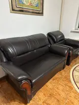 Продаю комплект кожаной мягкой мебели (1 диван и 1 кресло). Общая