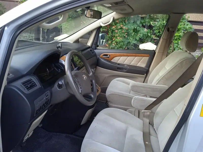 Toyota Alphard — просторный японский минивэн серебристого цвета — фото 6