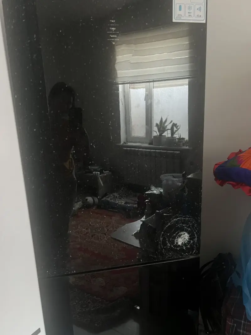 Холодильник Аvest черный стекло сломанный — фото 2