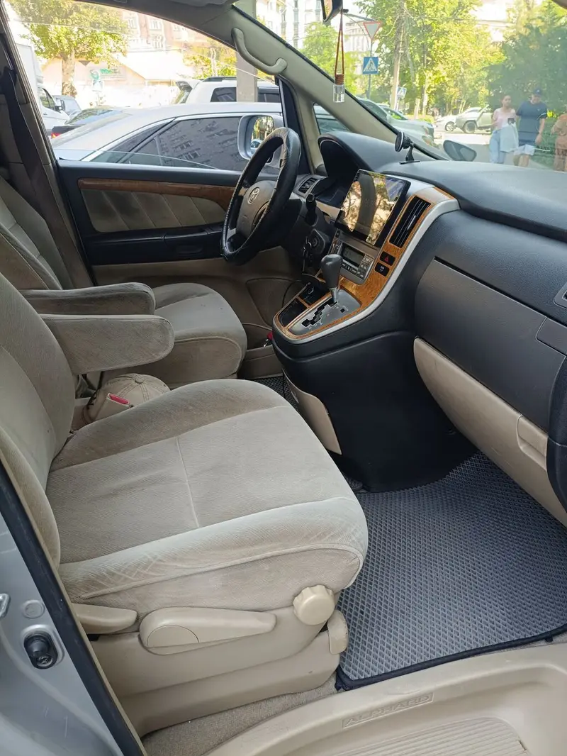 Toyota Alphard — просторный японский минивэн серебристого цвета — фото 5