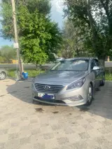 Сдаю в аренду легковой автомобиль Hyundai Sonata (серебристый седан)