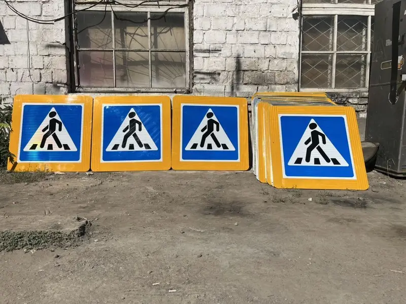 Дорожные знаки «Пешеходный переход» и напольные/уличные фигуры детей — фото 2