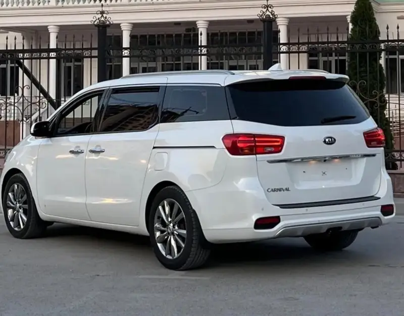 Сдаю Kia Carnival, Посуточно, Без водителя — фото 4