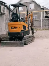 Опытный водитель на мини экскаватор