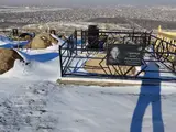 Кованые ограды и таблички для захоронений.