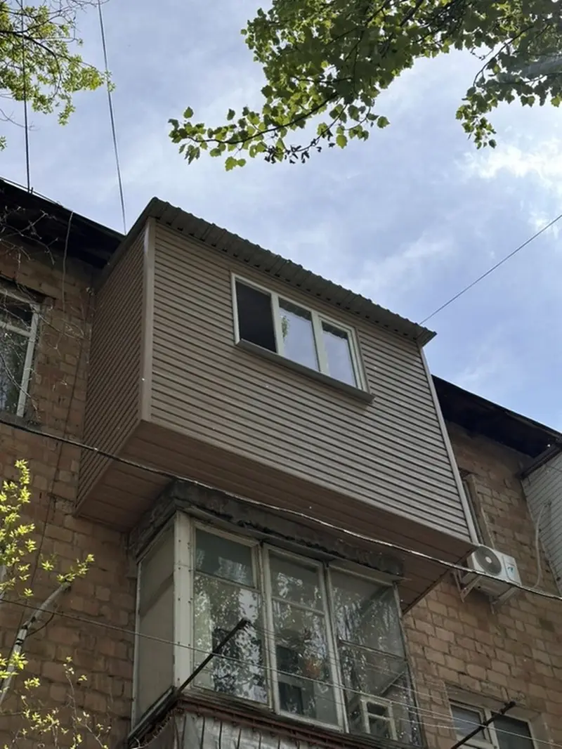 Выносной балкон с облицовкой сайдингом — фото 3