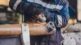 В мебельный цех рабочий на зачистку металла