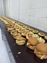 Работники в цех по сборке бургеров