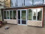 ПВХ остекление фасада с входной дверью