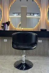 Сдается парикмахерское кресло! Цена 13.000 сом, в женском зале! Режим