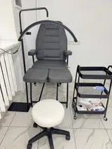 Здравствуйте! Сдаётся в салоне маникюрный 2 стола, кушетка для ресниц