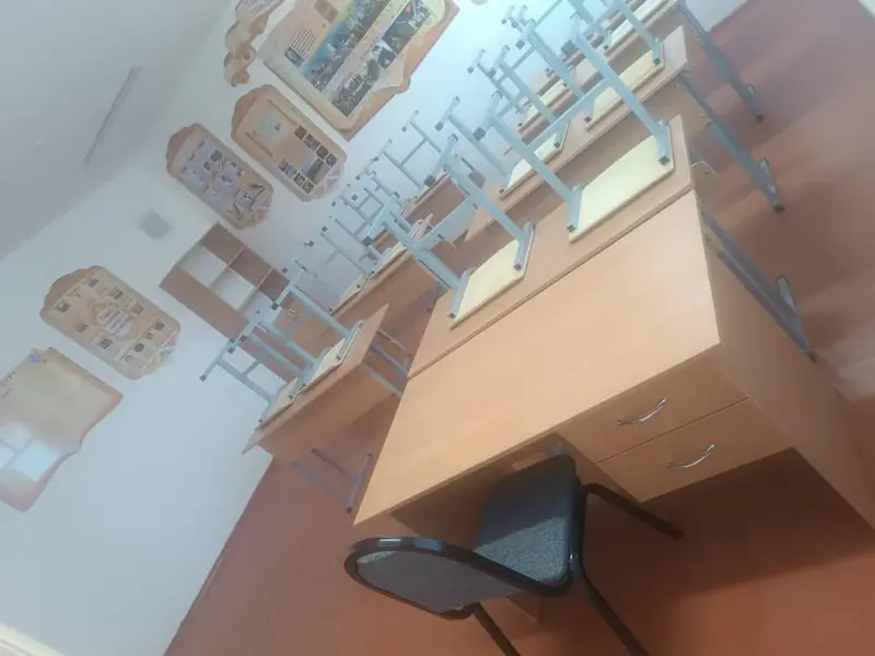 Письменный/учительский стол из ЛДСП с тумбой — фото 2
