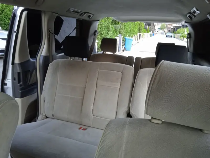 Toyota Alphard — просторный японский минивэн серебристого цвета — фото 3