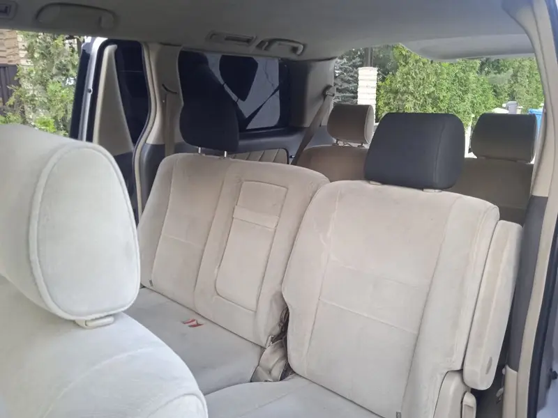 Toyota Alphard — просторный японский минивэн серебристого цвета — фото 4