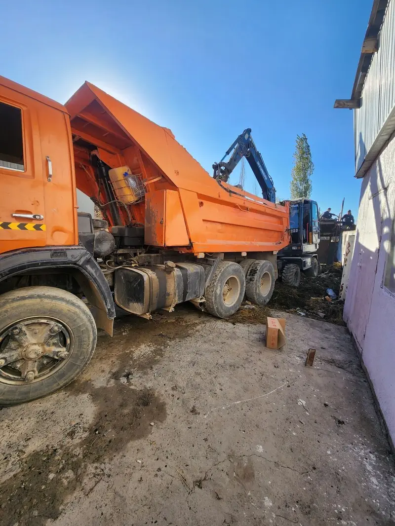 Самосвал КАМАЗ, оранжевый, колесная формула 6×4. Основные — фото 3