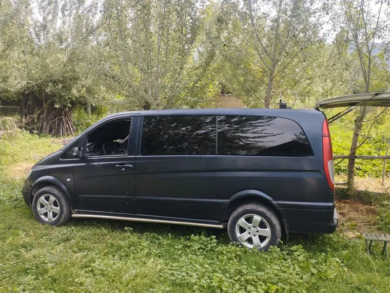 Черный микроавтобус/минивэн, 5‑дверный, длинная база. — фото 3